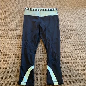 LULULEMON CROPPED LEGGINGS SIZE 4 VERY CUTE DESIGN